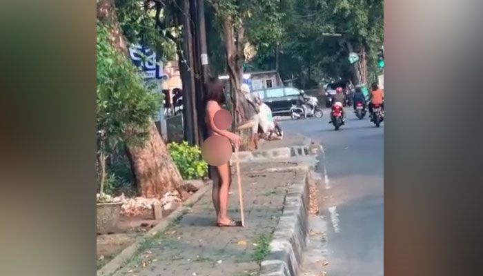 Dinar Candy turun ke jalan pakai bikini. [Ist]