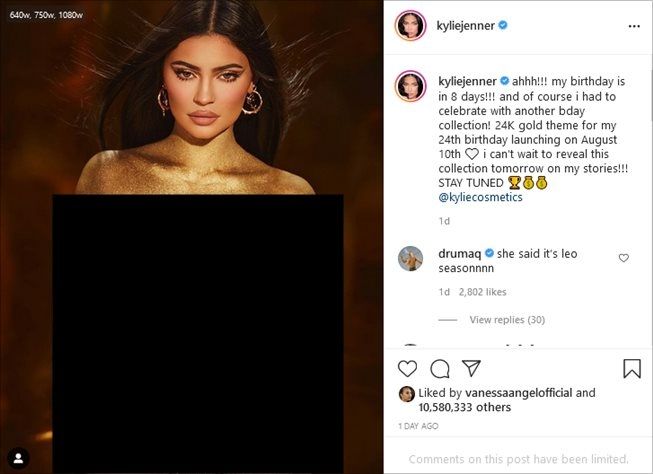 Kylie Jenner tampil topless berlumur emas untuk promosi makeup. (Instagram/@kyliejenner)