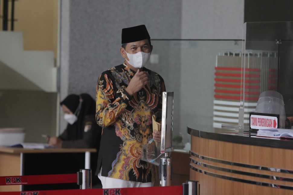 Anggota Komisi IV DPR RI Dedi Mulyadi berjalan meninggalkan gedung KPK usai diperiksa di Jakarta, Rabu (4/8/2021). [ANTARA FOTO/ Reno Esnir]