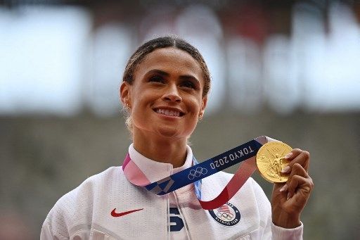 Peraih medali emas Sydney Mclaughlin dari AS berpose dengan medalinya di podium setelah menjuarai lari gawang 400m putri Olimpiade Tokyo 2020 di Stadion Olimpiade di Tokyo pada 4 Agustus 2021.Ina FASSBENDER / AFP