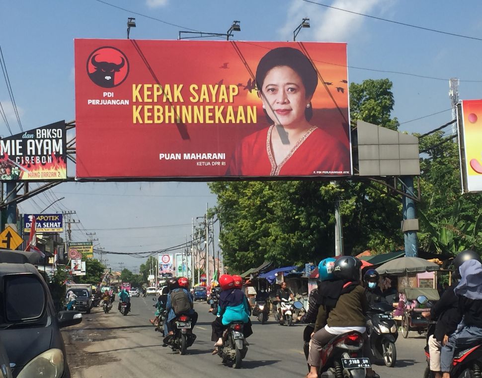 Billboard yang memajang wajah Puan Maharani di Jalan Raya Tegal-Purwokerto, depan Pasar Pepedan, Kecamatan Dukuhturi, Kabupaten Tegal, Rabu (4/8/2021). ‎[Suara.com/F Firdaus]