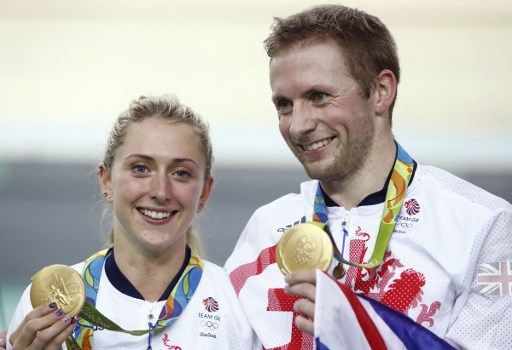 Laura dan Jason Kenny saat meraih medali emas. (Odd ANDERSEN / AFP)