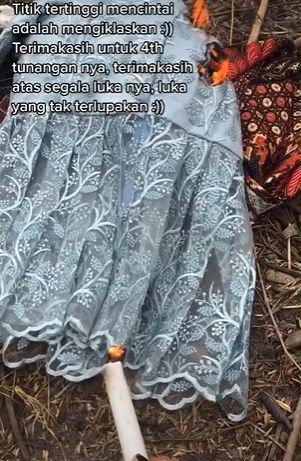 Wanita bakar kebaya karena gagal nikah. (Tiktok)