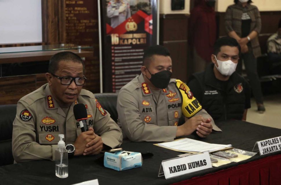 Suasana konferensi pers pemeriksaan DJ Dinar Candy terkait aksinya yang viral di media sosial di Polres Metro Jakarta Selatan, Kamis (5/8/2021). [Suara.com/Alfian Winanto]