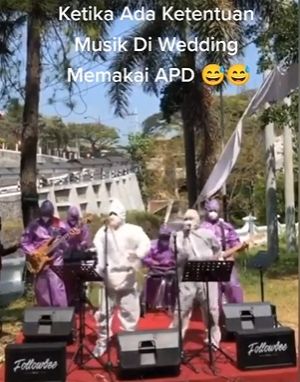 Viral biduan nyanyi di kondangan pakai APD. (Tiktok/@opanada_ent)