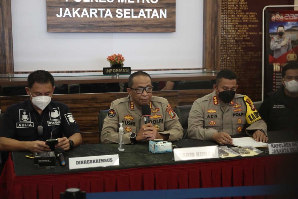 Suasana konferensi pers pemeriksaan DJ Dinar Candy terkait aksinya yang viral di media sosial di Polres Metro Jakarta Selatan, Kamis (5/8/2021). [Suara.com/Alfian Winanto]