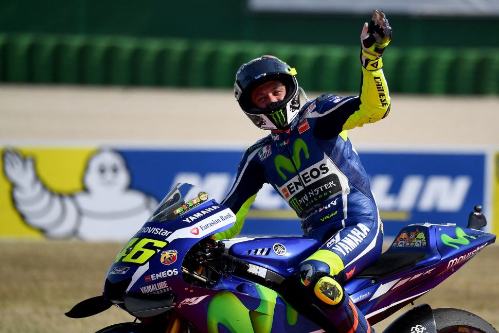 Dalam file foto ini diambil pada 31 Mei 2019 Valentino Rossi dari Italia melambai di tribun selama sesi latihan bebas kedua untuk Grand Prix Moto GP Italia di trek balap Mugello di Scarperia e San Piero.