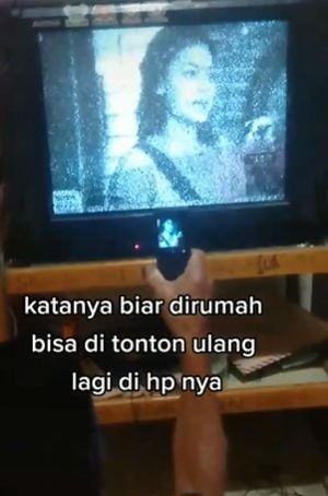 Bapak merekam pakai HP jadul saat nonton TV. (Tiktok/@ig.siskatriha_)