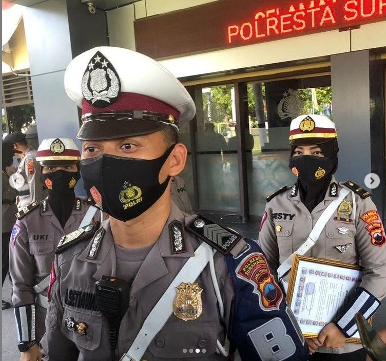 Bripka Arif Setiawan SH banit Turjawali Satlantas Polresta Surakarta usai menerima penghargaan. [Instagram]