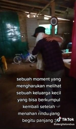 TNI nyamar jadi pembeli warung, momen pertemuan dengan orang tuanya bikin haru. (Tiktok/alergitelorebus)