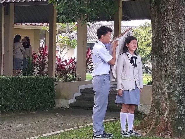 Potret kedekatan Dari Jendela SMP di lokasi syuting. (Instagram/darijendelasmp.sctv)