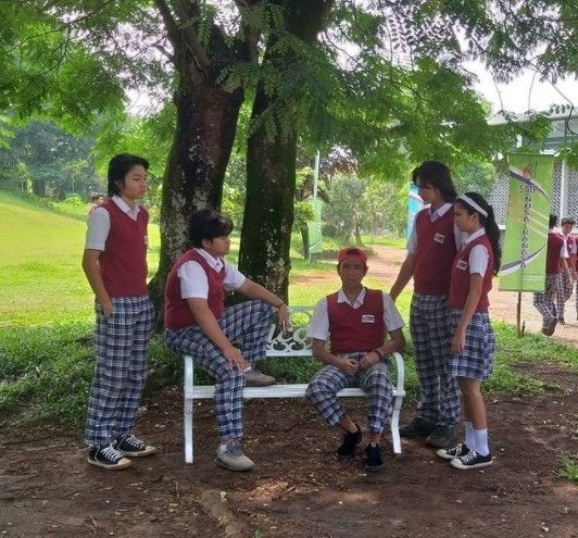 Potret kedekatan Dari Jendela SMP di lokasi syuting. (Instagram/darijendelasmp.sctv)