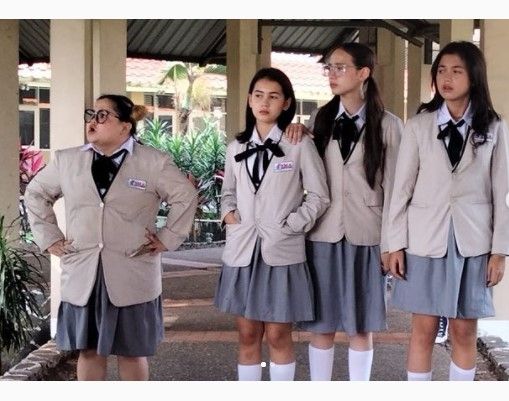 Potret kedekatan Dari Jendela SMP di lokasi syuting. (Instagram/darijendelasmp.sctv)