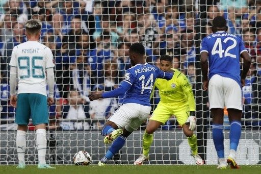 Pemain Leicester City Kelechi Iheanacho menjebol gawang Manchester City lewat titik penalti di pertandingan Community Shield yang digelar di Stadion Wembley, Sabtu (7/8/2021). [AFP]