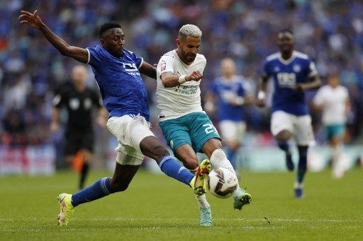 Pemain Manchester City Riyad Mahrez berebut bola dengan pemain Leicester City dalam pertandingan Community Shield yang digelar di Stadion Wembley, Sabtu (7/8/2021). [AFP]