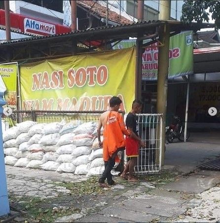Viral driver Shopee Food berikan celana kolor untuk ODGJ atau orang gila di Bandung. Si driver Shopee Food itu melepas celananya di balik tembok lahan kosong. (@Bandung.Banget)