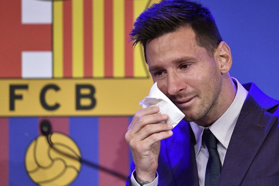 Lionel Messi menangis dalam pidato perpisahannya bersama Barcelona di Stadion Camp Nou, Minggu (8/8/2021). [Pau BARRENA / AFP]