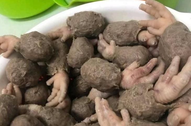 Ngeri-ngeri Sedap, Viral Bakso Ceker Wujudnya Sukses Bikin Warganet Merinding. (Twitter/hiboorans)