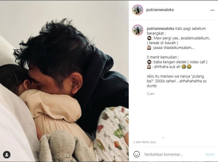 Arya Saloka mencium putranya (Instagram)