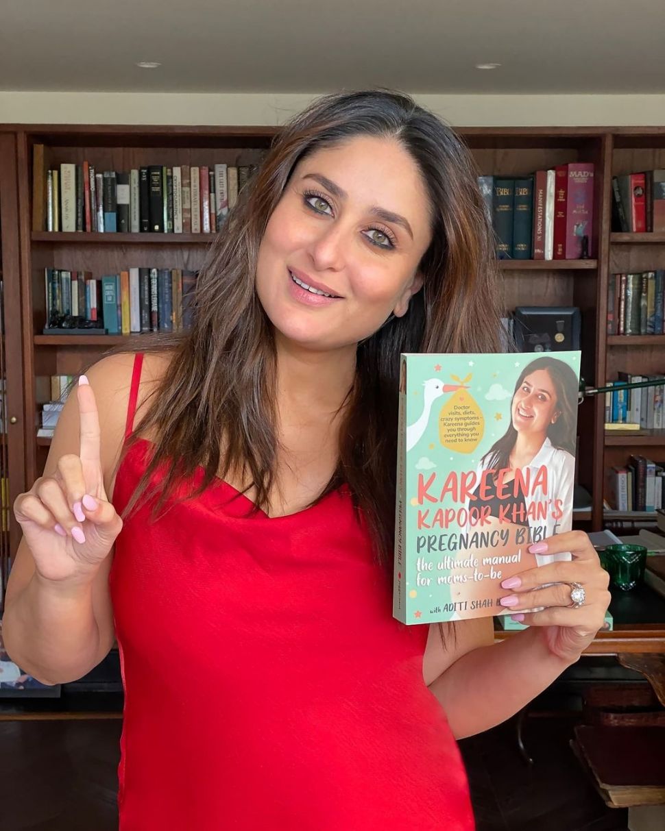 Kareena Kapoor bersama bukunya yang akan segera dirilis. [Instagram]