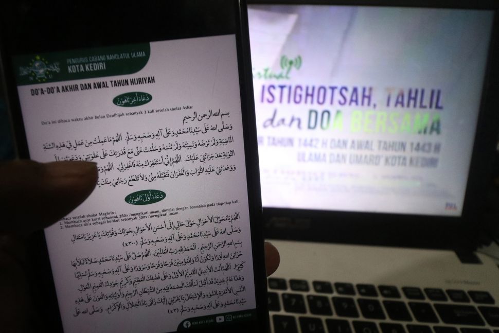 Warga mengikuti doa bersama awal tahun 1443 Hijriah untuk keselamatan bangsa secara virtual di Kota Kediri, Jawa Timur, Senin (9/8/2021). ANTARA FOTO/Prasetia Fauzani