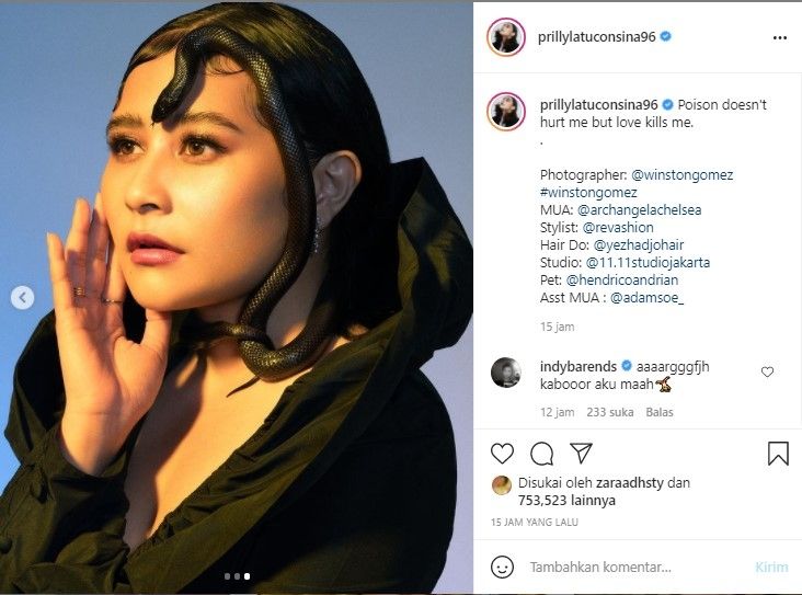 Konsep foto Prilly Latuconsina dengan ular (Instagram)