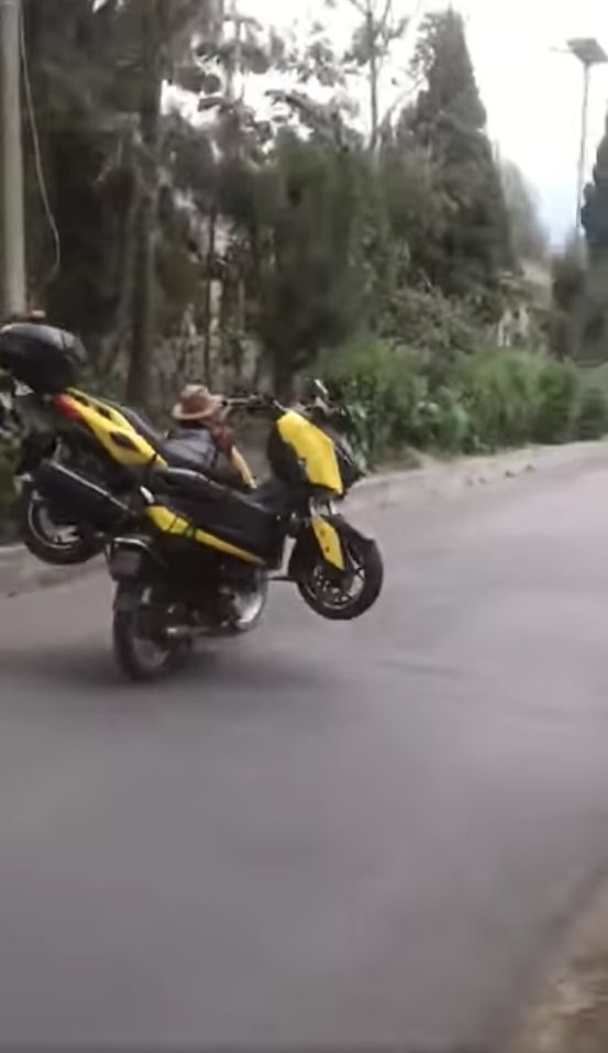 Yamaha XMax diangkut pakai motor tua di Bromo. (Facebook/Herie Gurel)