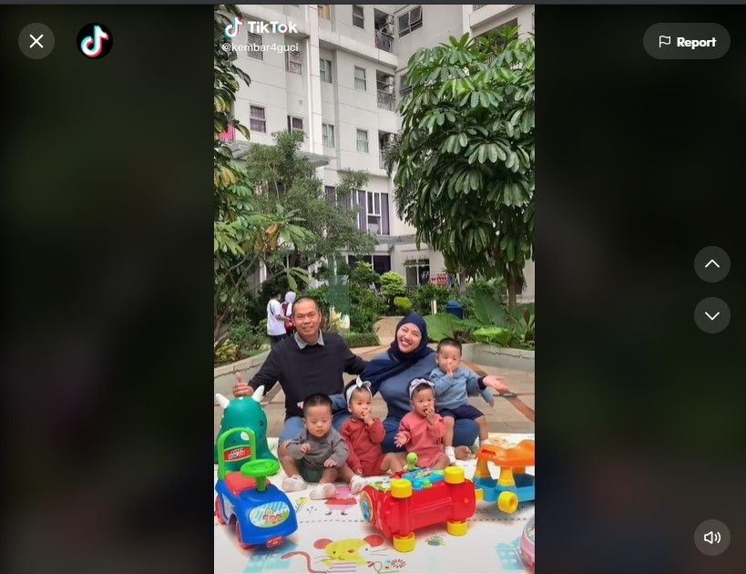 Gagal 3 Kali Bayi Tabung, Suami Istri Ini Viral Dikaruniai 4 Anak Kembar Sekaligus. (Dok: TikTok/@kembar4guci )