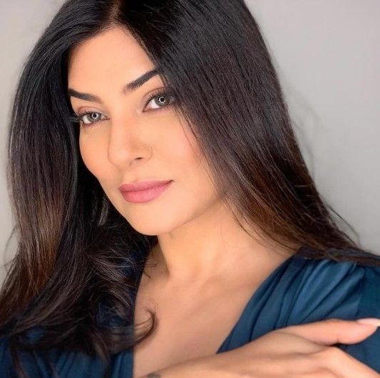 Artsi Bollywood berurusan dengan fans nekat. (Instagram/sushmitasen47)