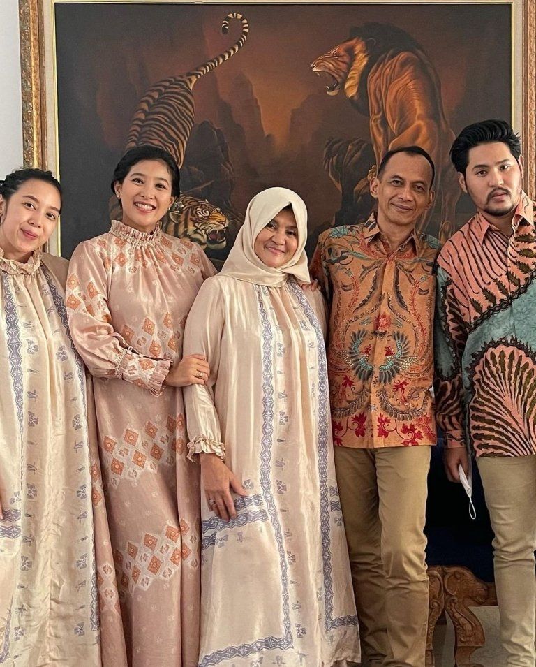 Olivia Zalianty foto bersama keluarga [Instagram]