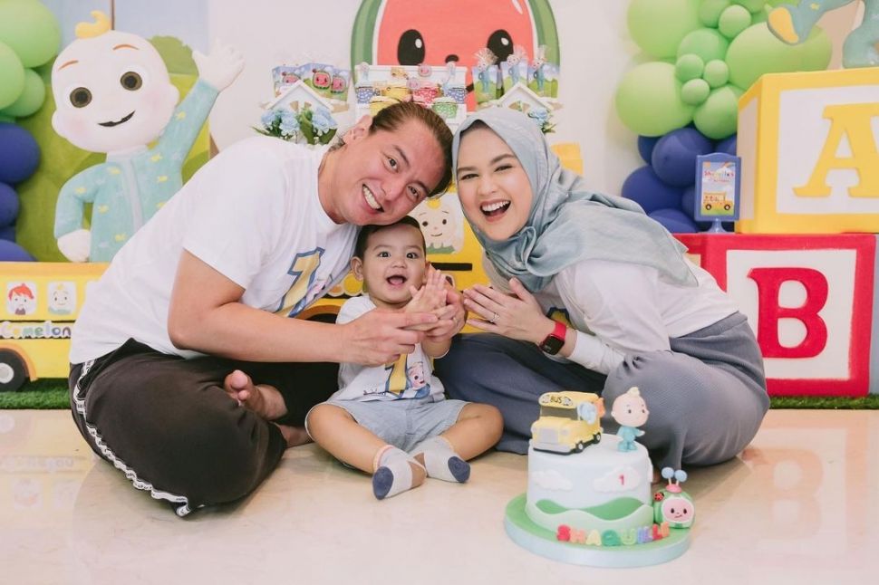 Roger Danuarta dan Cut Meyriska bersama putrinya. [Instagram]