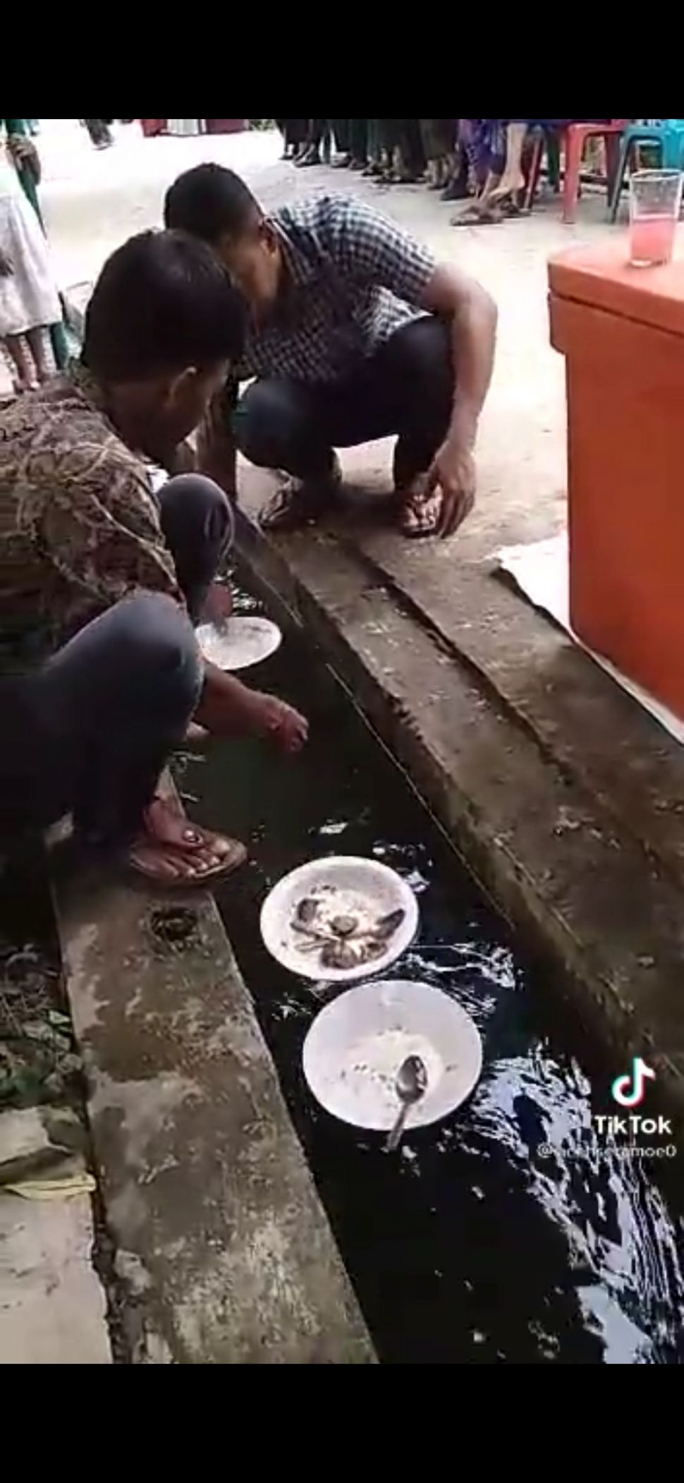 Cucian Piring Dimasukkan ke Selokan. (TikTok)