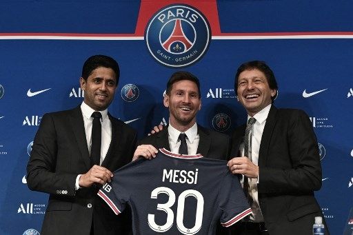 Presiden PSG Nasser Al-Khelaifi memperkenalkan Lionel Messi sebagai pemain baru klub papan Ligue 1 tersebut di Parc des Princes, Rabu (11/8/2021). [AFP]