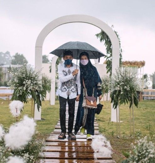 Potret Mesra Ustaz Syam dan Istri. (Instagram/@jihan.gazzali)