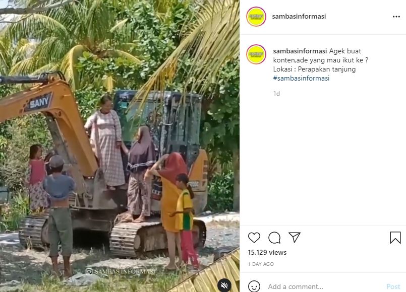 Ibu-ibu naik ekskavator. (Instagram/@sambasinformasi)