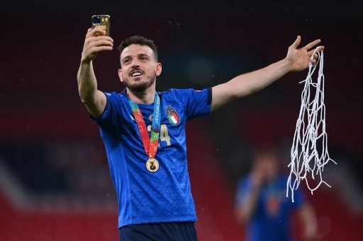 Bek timnas Italia Alessandro Florenzi rayakan keberhasilan Azzurri menjuarai Euro 2020. [AFP]