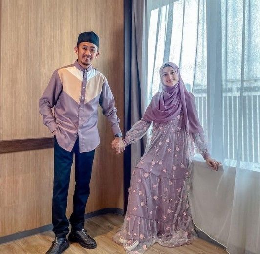 Potret Mesra Ustaz Syam dan Istri. (Instagram/@syam_elmarusy)