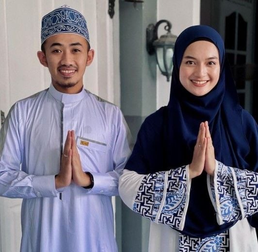 Potret Mesra Ustaz Syam dan Istri. (Instagram/@syam_elmarusy)