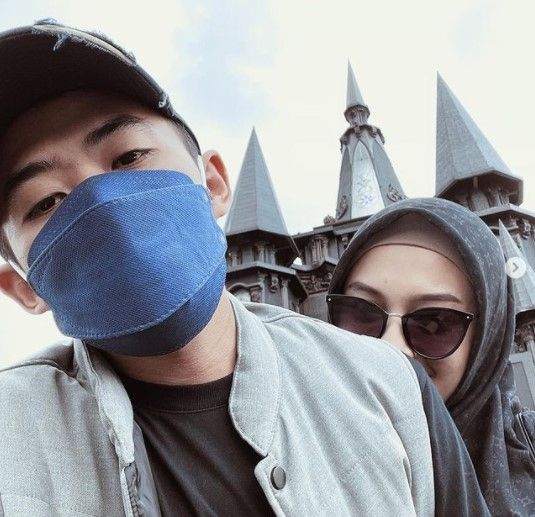 Potret Mesra Ustaz Syam dan Istri. (Instagram/@jihan.gazzali)