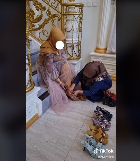 Viral Ibu-ibu Minta Dipakaikan Sepatu saat Hendak Kondangan (tiktok.com/@hj.sritardi)