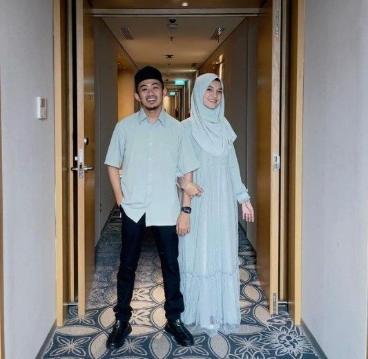 Potret Mesra Ustaz Syam dan Istri. (Instagram/@syam_elmarusy)