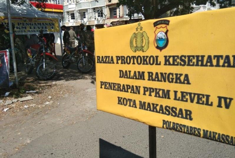 Polrestabes Makassar bersama TNI dan Satpol PP melakukan razia protokol kesehatan di perbatasan Kota Makassar. Warga yang terkonfirmasi positif langsung diarahkan untuk isolasi [SuaraSulsel.id / Muhammad Aidil]