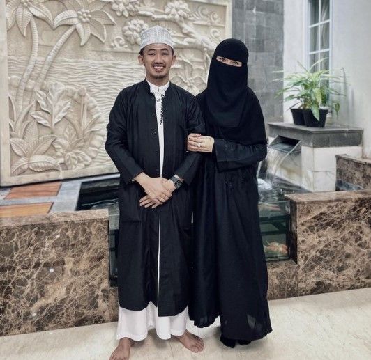 Potret Mesra Ustaz Syam dan Istri. (Instagram/@syam_elmarusy)