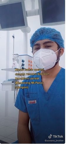 Laki laki yang akan dioperasi organ intimnya. [TikTok]