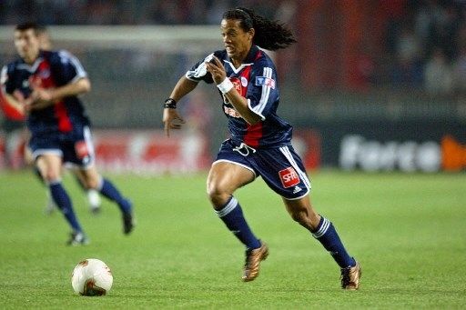 Ronaldinho saat bermain di PSG. (MARTIN BUREAU / AFP)