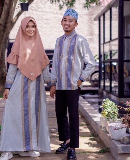 Potret Mesra Ustaz Syam dan Istri. (Instagram/@syam_elmarusy)