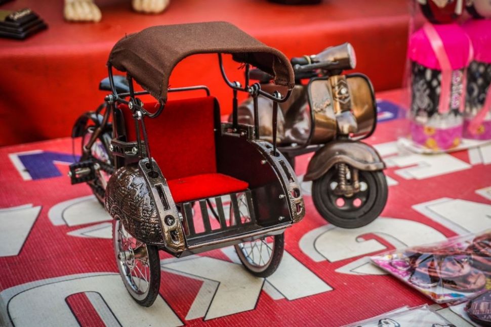 Miniatur Becak untuk Dekorasi Rumah Rayakan Hari Kemerdekaan Indonesia. (Shutterstock)