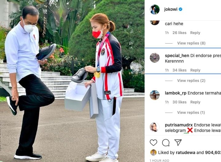 Presiden Jokowi membeli sepatu sneaker Greysia Polli [Instagram]