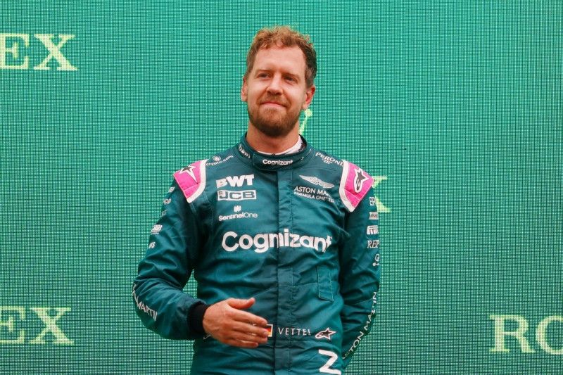 Pebalap tim Aston Martin Sebastian Vettel berada di podium Grand Prix Hungaria, Sirkuit Hungaroring, Budapest, setelah finis runner-up sebelum didiskualifikasi karena melanggar aturan bahan bakar. (1/8/2021) (ANTARA/Pool via REUTERS/Florion Goga)