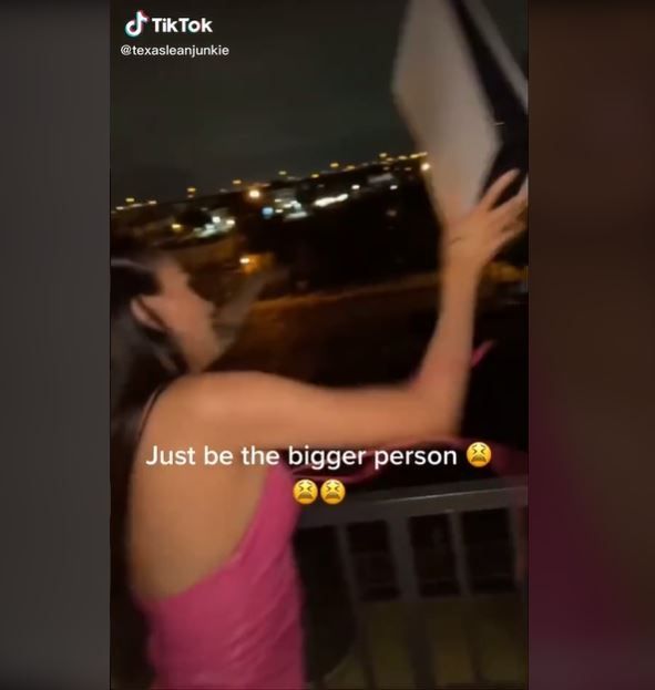 Viral Wanita Buang PS5 Pacar dari Balkon, Jadi Perdebatan (tiktok.com/@texasleanjunkie)